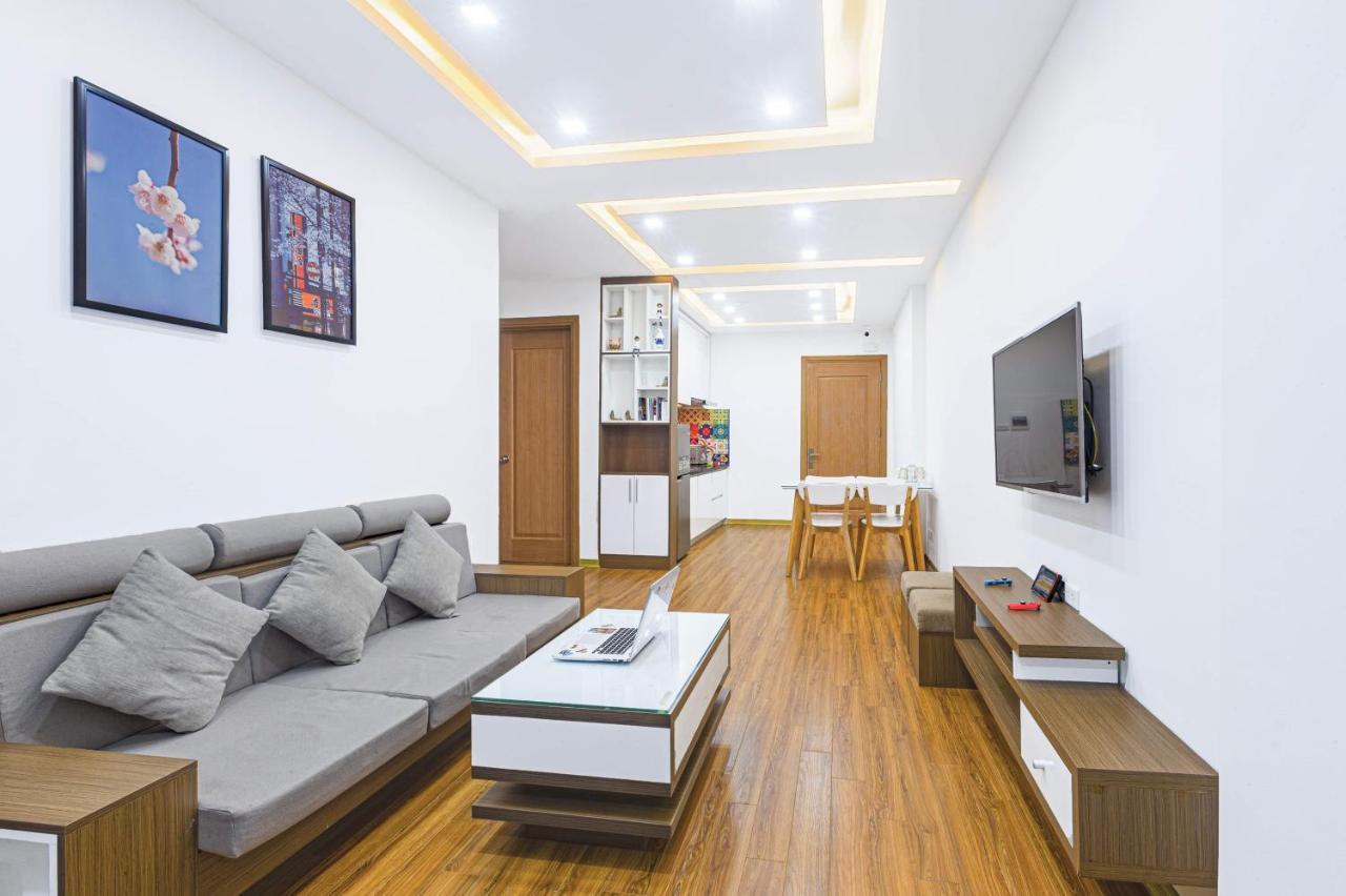Sea View Balcony Retreat: My Khe Beach Proximity Apartment *