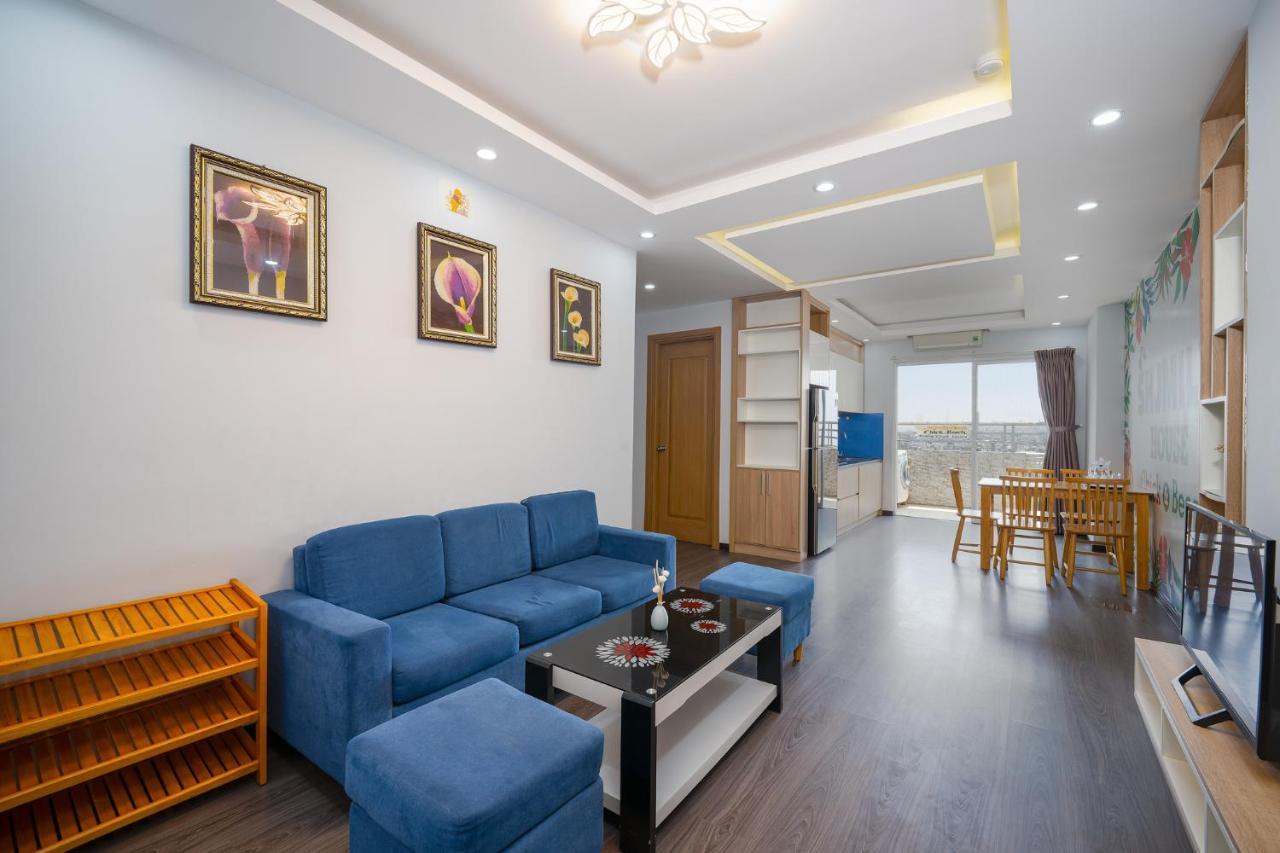 Sea View Balcony Retreat: My Khe Beach Proximity Apartment *