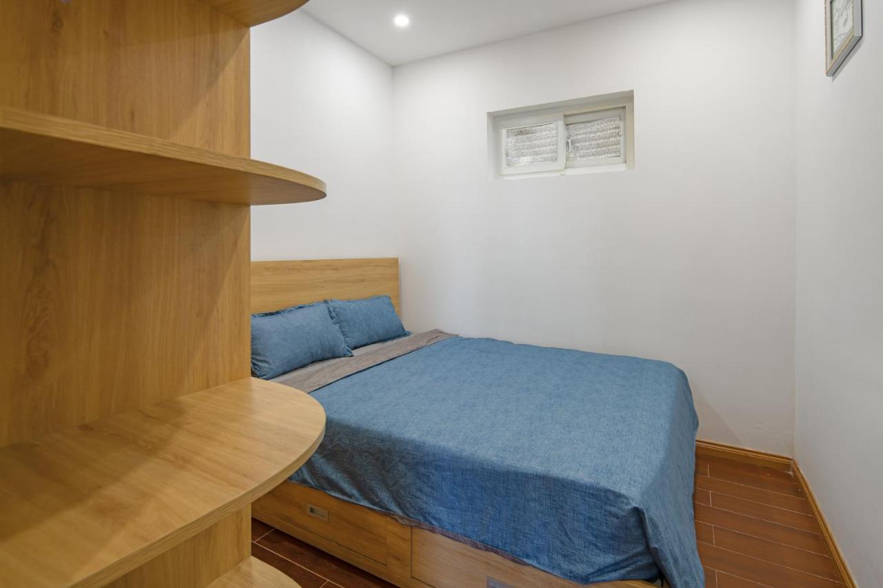 Sea View Balcony Retreat: My Khe Beach Proximity Apartment *
