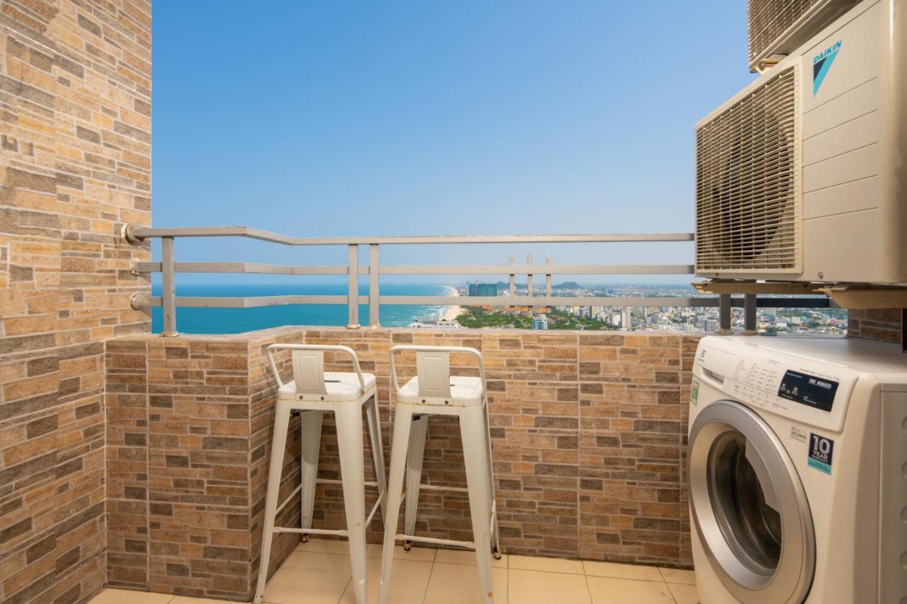 Sea View Balcony Retreat: My Khe Beach Proximity *